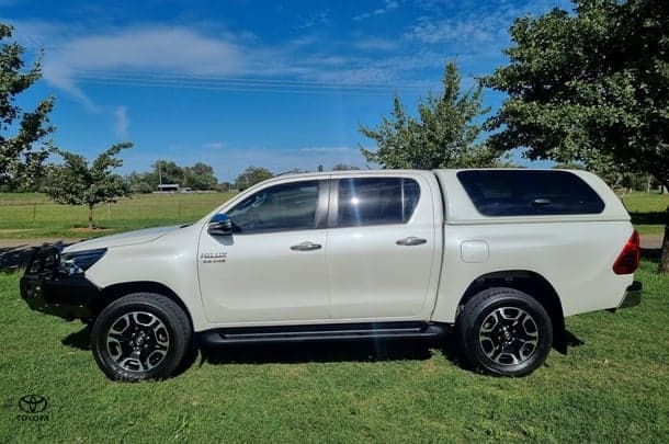 2020 Toyota Hilux 4x4 SR5 image 7