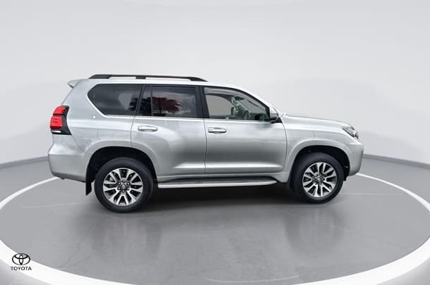 2023 Toyota Prado VX image 9