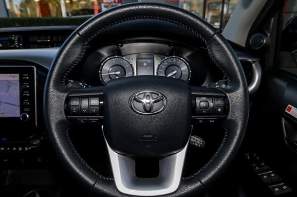 2023 TOYOTA Hilux 4x4 SR5 image 10