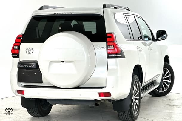 2022 Toyota Prado Kakadu image 9