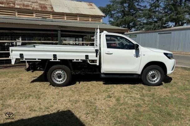 2022 Toyota HILUX SR image 8
