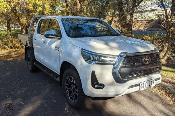2023 Toyota Hilux 4x4 SR5 image 4