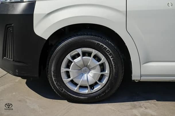 2022 Toyota HIACE SLWB image 7