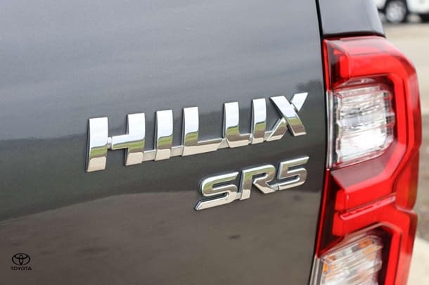2020 Toyota Hilux 4x4 SR5 image 24