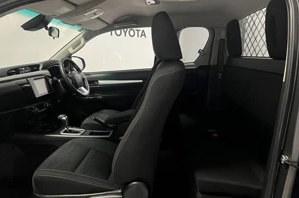 2020 Toyota Hilux SR5 image 13
