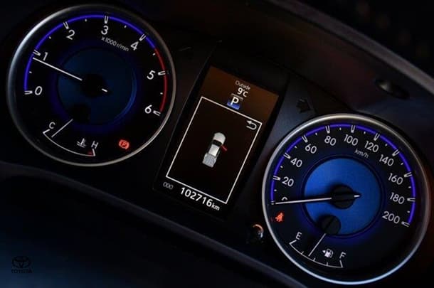 2018 Toyota Hilux SR5 image 11