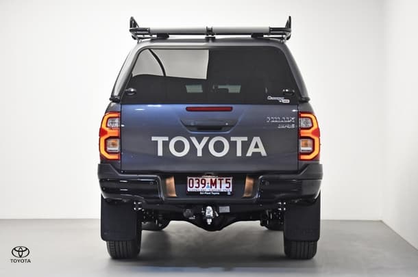 2024 Toyota Hilux 4x4 SR5 image 6