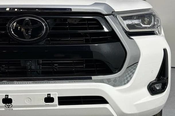 2023 Toyota Hilux SR5 image 3