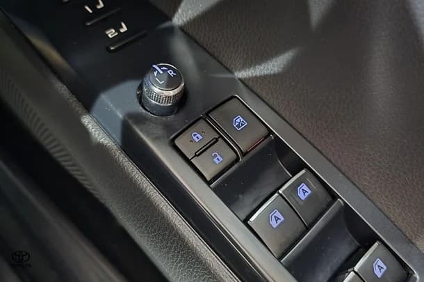 2020 Toyota Camry Hybrid SL image 19