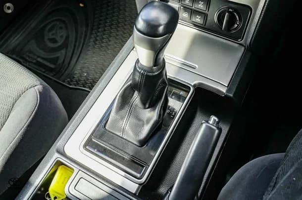 2023 Toyota Prado GXL image 12