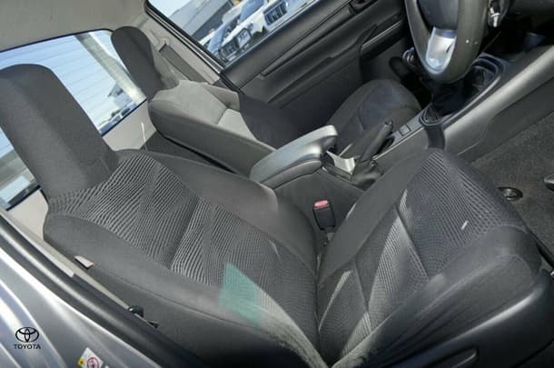 2017 Toyota HILUX SR image 21
