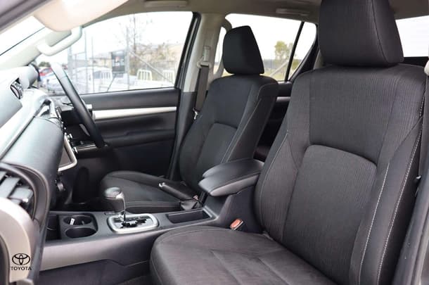 2022 Toyota Hilux 4x4 SR5 image 16