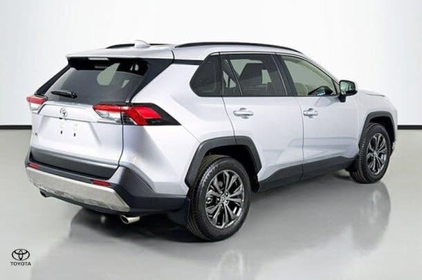 2022 Toyota RAV4 GXL image 9