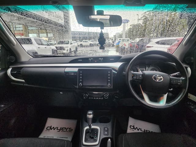 2021 Toyota Hilux 4x4 SR5 image 6