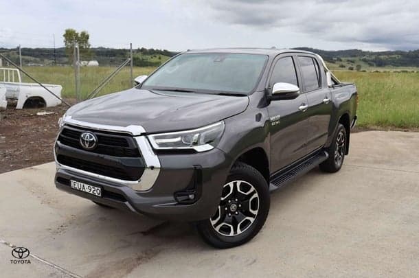 2022 Toyota Hilux 4x4 SR5 image 3