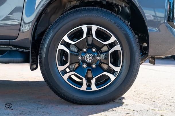2024 TOYOTA Hilux 4x4 SR5 image 29