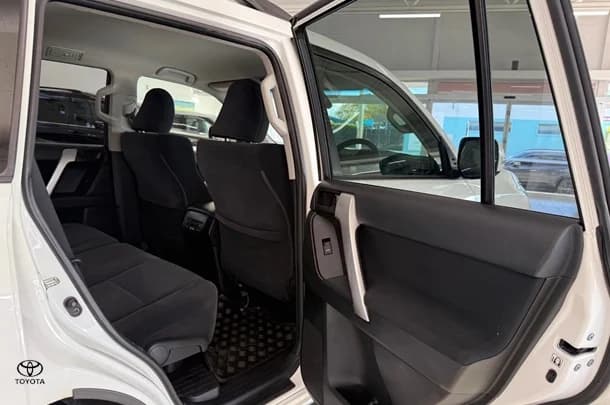 2022 Toyota Prado GXL image 16