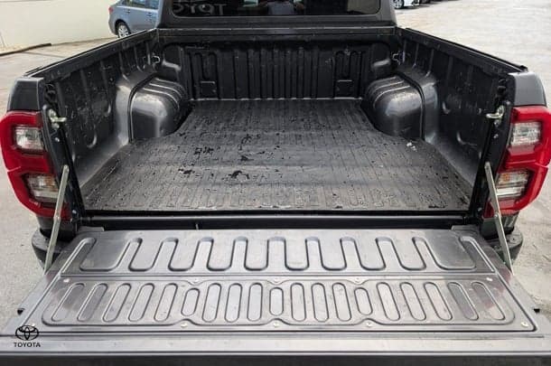 2022 Toyota Hilux SR5 image 11