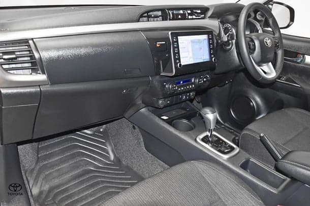 2024 Toyota Hilux 4x4 SR5 image 15