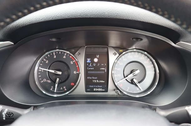 2020 Toyota Hilux 4x4 SR5 image 11
