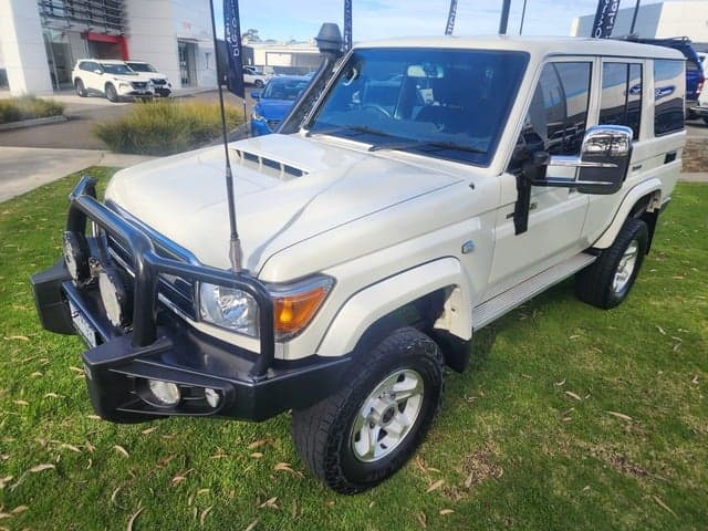 2017 Toyota LC Military GXL image 2