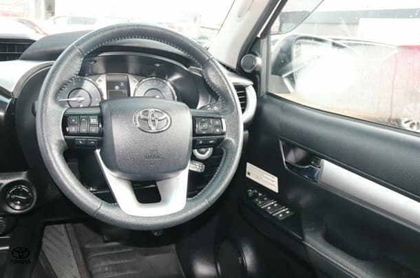 2022 Toyota Hilux 4x4 SR5 image 6
