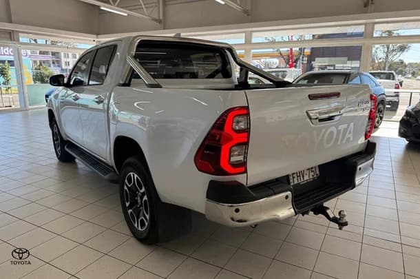 2023 Toyota Hilux SR5 image 4