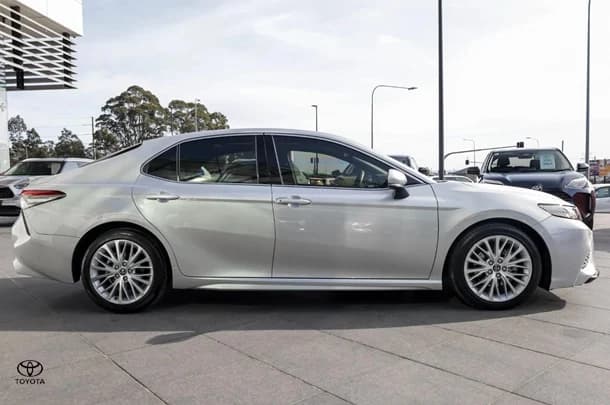 2018 Toyota CAMRY SL image 3