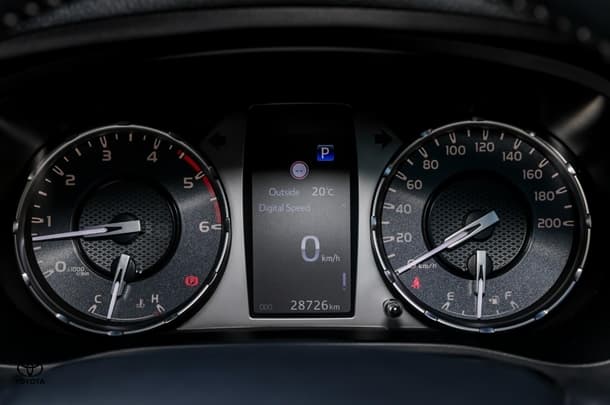 2023 TOYOTA Hilux 4x4 SR5 image 13