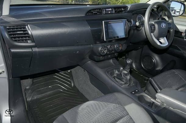 2017 Toyota HILUX SR image 6