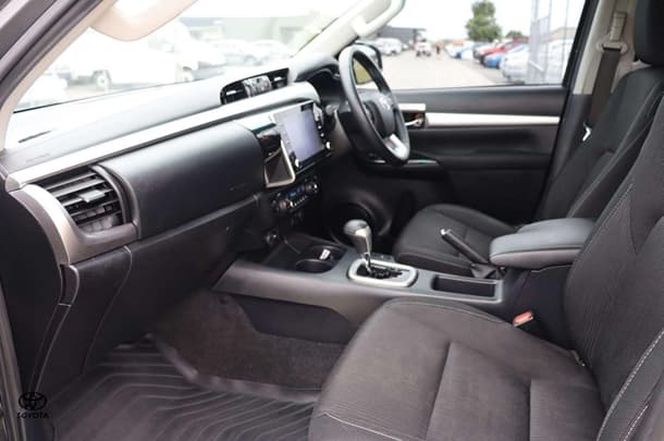 2022 Toyota Hilux 4x4 SR5 image 15