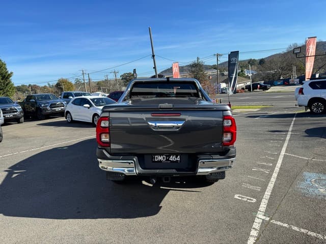 2023 Toyota Hilux SR5 image 7