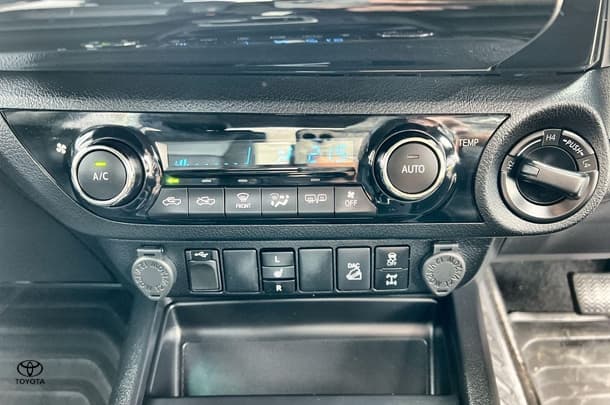 2020 Toyota Hilux SR5 image 18