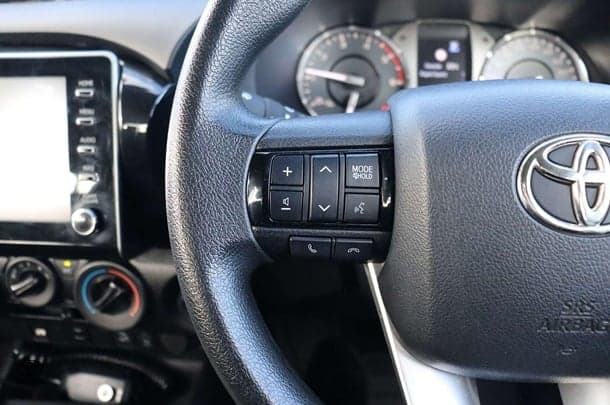 2023 Toyota Hilux 4x4 SR image 12