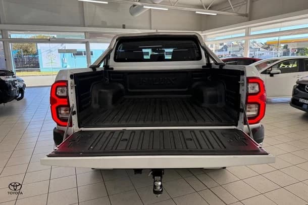 2023 Toyota Hilux SR5 image 13