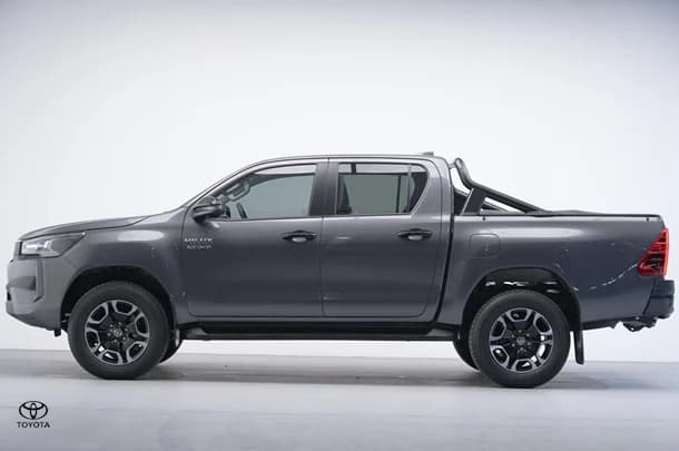2024 Toyota Hilux 4x4 SR5 image 3