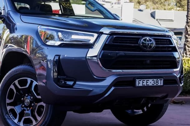 2023 TOYOTA Hilux 4x4 SR5 image 18