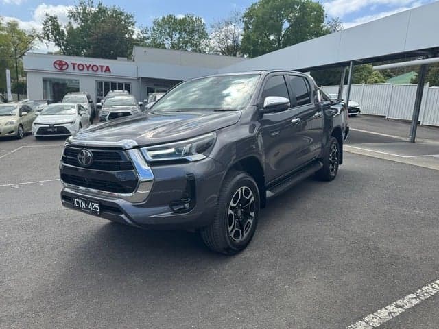 2022 Toyota Hilux SR5 image 3