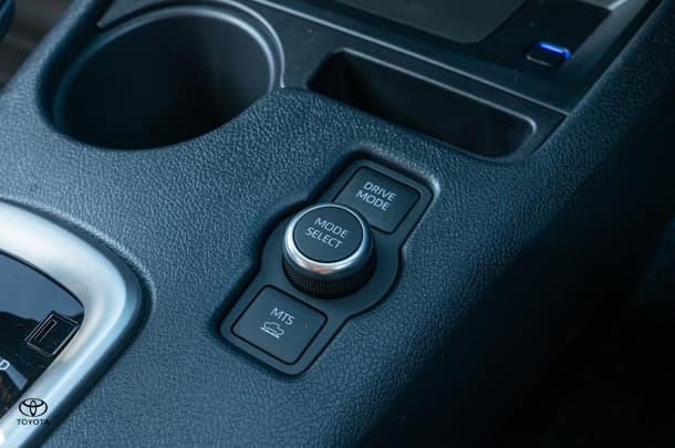 2024 TOYOTA Hilux 4x4 SR5 image 18
