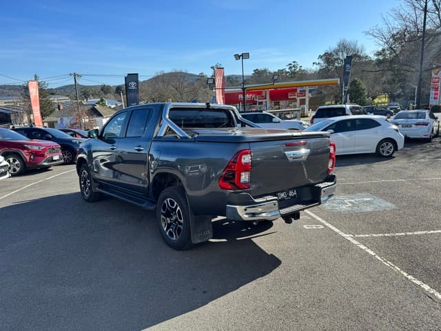 2023 Toyota Hilux SR5 image 6