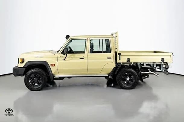 2025 Toyota LANDCRUISER MILITARY GXL image 5