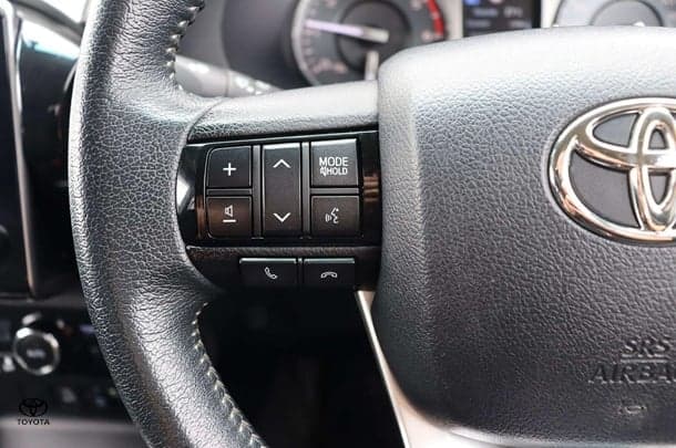2020 Toyota Hilux 4x4 SR5 image 14
