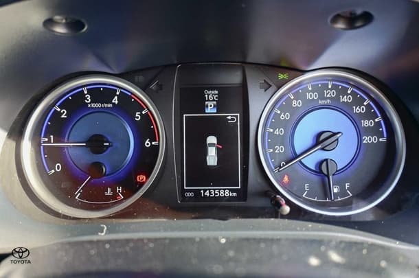 2017 Toyota HILUX SR5 image 16