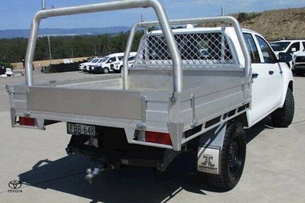 2023 Toyota Hilux 4x4 SR5 image 9