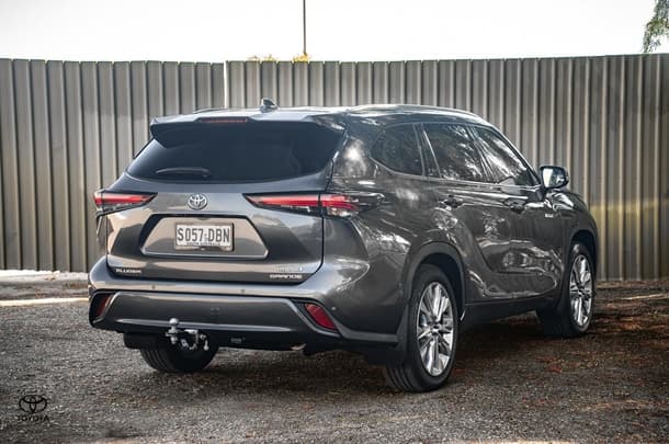 2024 Toyota KLUGER HYBRID AWD GRANDE image 40