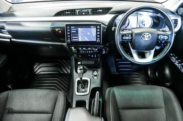 2024 Toyota Hilux 4x4 SR5 image 9