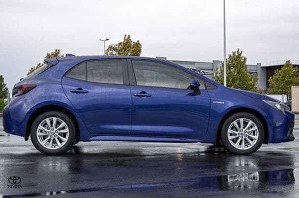 2024 Toyota Corolla Hatch Hybrid Ascent Sport image 3