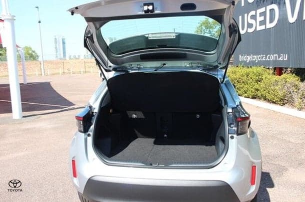 2023 Toyota Yaris Cross GX image 12