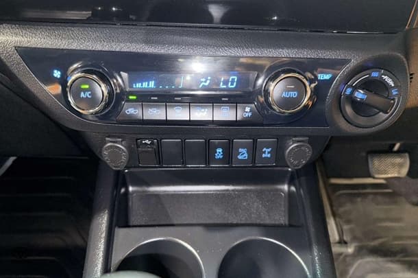 2019 Toyota Hilux SR5 image 24