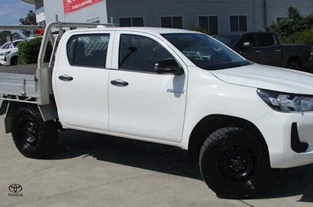 2023 Toyota Hilux 4x4 SR5 image 2